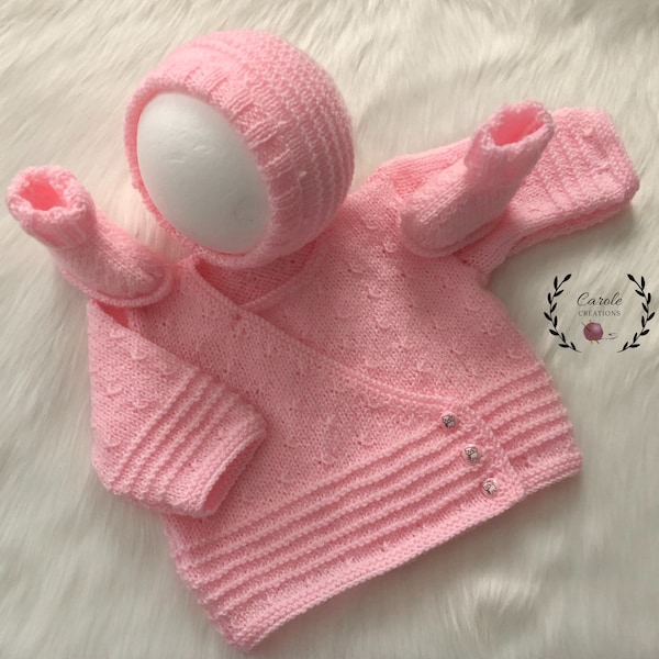 Ensemble Bébé taille 3/6 mois, Brassière + Bonnet + Chaussons, fait main avec une laine layette spécialement conçue pour bébé, rose pastel