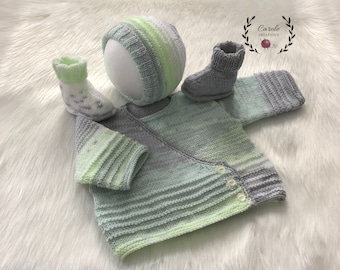 Ensemble bébé taille 0/3 mois, brassière + bonnet + chaussons fait main avec une laine layette spécialement conçue pour bébé gris vert blanc