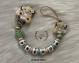 Attache tétine personnalisé en silicone (lettre prénom, clip et motif, perle ronde et lentille), modèle Lion + feuille Savane, beige kaki