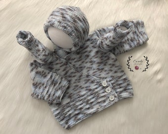 Ensemble Bébé taille 2/3 mois, Brassière + Bonnet + Chaussons fait main avec une laine layette spécialement conçue pour bébé blanc gris bleu