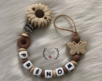 Attache tétine personnalisé en silicone (lettre prénom, clip motif, perle ronde lentille) Tournesol + Papillon, beige et marron noisette