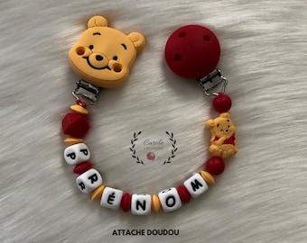 Attache doudou personnalisé entièrement en silicone (lettre prénom, clip et motif, perle ronde lentille) winnie rouge et jaune