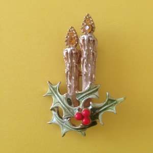 Vintage 1960&#39;s Gold Tone Christmas Brooch/Pin--Two Candles With Amber-Colored Rhinestone Flames, Enameled Holly Leaves, & Red Glass Berries