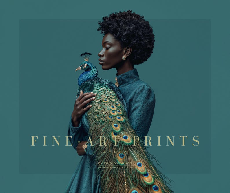 Puede incluir: Una impresi&oacute;n art&iacute;stica de color verde azulado que presenta a una persona sosteniendo un pavo real. Las plumas del pavo real muestran tonos de azul, verde y dorado. El texto "FINE ART PRINTS" se muestra en letras doradas.