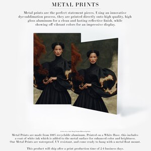 Peut inclure: Deux impressions sur m&eacute;tal rectangulaires pr&eacute;sentant le portrait d'une personne v&ecirc;tue d'un v&ecirc;tement noir &agrave; col montant et manches volumineuses, tenant un petit objet d&eacute;gageant une fum&eacute;e sombre. Le texte indique METAL PRINTS.