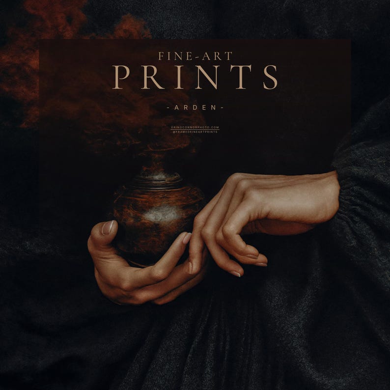 Peut inclure: Une composition sombre et atmosph&eacute;rique pr&eacute;sentant un petit r&eacute;cipient arrondi de couleur brun fonc&eacute;. Le texte "FINE-ART PRINTS - ARDEN -" est affich&eacute; dans une police serif claire sur un fond sombre, avec des textures de fum&eacute;e subtiles.