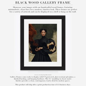 Peut inclure: Un cadre de galerie en bois noir avec un passe-partout blanc contenant le portrait d'une personne en robe noire &agrave; larges manches tenant un objet brun avec de la fum&eacute;e. Le cadre pr&eacute;sente une moulure de 3,81 cm, du plexiglas anti-UV et un dos.