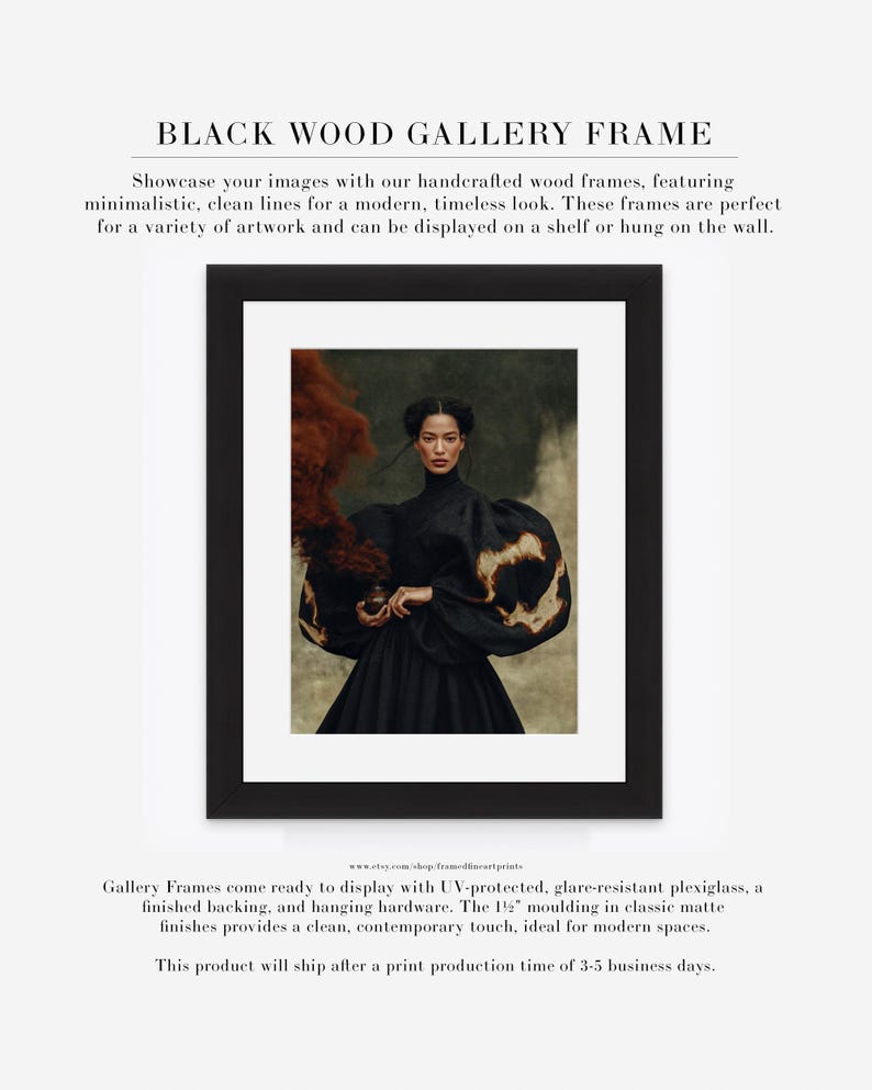 Peut inclure: Un cadre de galerie en bois noir avec un passe-partout blanc contenant le portrait d'une personne en robe noire &agrave; larges manches tenant un objet brun avec de la fum&eacute;e. Le cadre pr&eacute;sente une moulure de 3,81 cm, du plexiglas anti-UV et un dos.