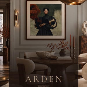 Peut inclure: Une impression d'art murale carr&eacute;e encadr&eacute;e intitul&eacute;e ARDEN repr&eacute;sentant le portrait d'une personne v&ecirc;tue d'un v&ecirc;tement noir &agrave; col montant et manches volumineuses, tenant un petit objet d&eacute;gageant un nuage de fum&eacute;e rouge sombre sur fond textur&eacute;.