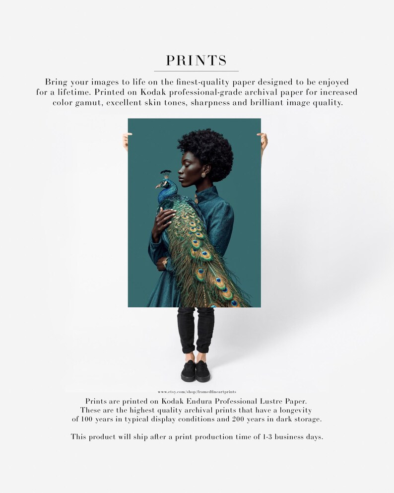 Puede incluir: Una impresi&oacute;n de una persona sosteniendo un pavo real. La persona lleva un vestido verde azulado y pantalones negros. Las plumas del pavo real muestran tonos de verde, azul y dorado. La impresi&oacute;n est&aacute; etiquetada como "PRINTS".