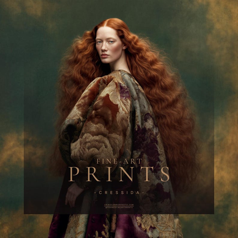 Peut inclure: Une personne aux longs cheveux roux ondul&eacute;s portant un v&ecirc;tement &agrave; motif floral sombre. L'image pr&eacute;sente le texte FINE-ART PRINTS - CRESSIDA - et une petite URL de site web en bas. La palette de couleurs comprend des verts et des bruns profonds.