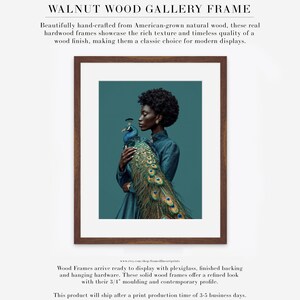 Puede incluir: Marco de galer&iacute;a de madera de nogal con acabado marr&oacute;n oscuro. El marco rodea una impresi&oacute;n de color verde azulado que presenta a una persona sosteniendo un pavo real. El texto "WALNUT WOOD GALLERY FRAME" est&aacute; en la parte superior.