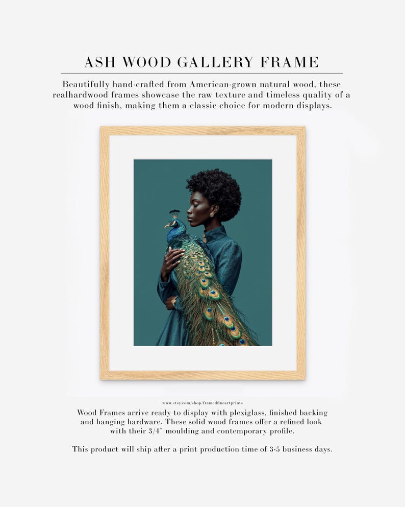 Puede incluir: Marco de galer&iacute;a de madera de fresno con acabado de madera natural. El marco rodea una impresi&oacute;n de color verde azulado de una persona sosteniendo un pavo real. El texto "ASH WOOD GALLERY FRAME" est&aacute; en la parte superior.