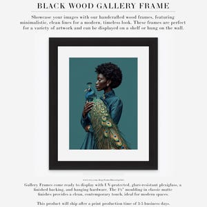 Puede incluir: Marco de galer&iacute;a de madera negra con un retrato de una persona sosteniendo un pavo real. La obra de arte tiene un fondo verde azulado. El marco tiene una moldura de 3,8 cm y est&aacute; listo para exhibir con plexigl&aacute;s protegido contra rayos UV.