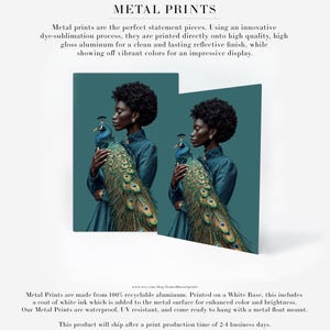Puede incluir: Impresiones met&aacute;licas con una mujer sosteniendo un pavo real sobre un fondo turquesa. Hechas de aluminio reciclable y resistentes al agua. El texto "METAL PRINTS" est&aacute; en la parte superior.