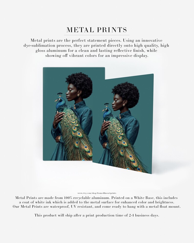 Puede incluir: Impresiones met&aacute;licas con una mujer sosteniendo un pavo real sobre un fondo turquesa. Hechas de aluminio reciclable y resistentes al agua. El texto "METAL PRINTS" est&aacute; en la parte superior.