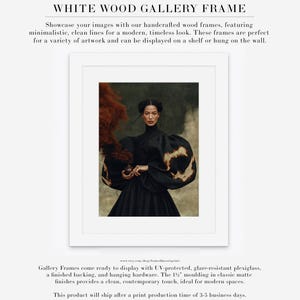 Peut inclure: Un cadre de galerie en bois blanc avec une moulure de 3,8 cm et du plexiglas anti-reflet prot&eacute;g&eacute; contre les UV. Le cadre contient le portrait d'une personne en robe noire &agrave; manches bouffantes tenant un objet d&eacute;gageant de la fum&eacute;e brune.