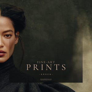 Peut inclure: Un portrait d'une personne aux cheveux fonc&eacute;s portant des v&ecirc;tements sombres sur un fond textur&eacute; sombre. Le texte indique FINE-ART PRINTS - ARDEN - avec des mentions plus petites. La composition pr&eacute;sente un &eacute;clairage doux et sombre.