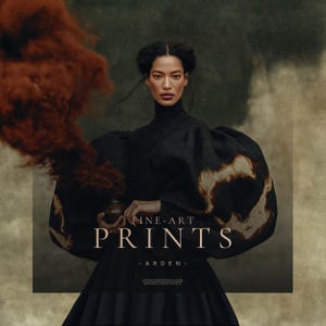 Peut inclure: Une impression d'art repr&eacute;sentant une personne aux cheveux sombres v&ecirc;tue d'un v&ecirc;tement noir &agrave; col montant, manches volumineuses et motifs bruns textur&eacute;s. Un nuage de fum&eacute;e brun-rouge s'&eacute;l&egrave;ve d'un petit objet tenu en main. Texte : FINE-ART PRINTS - ARDEN -.