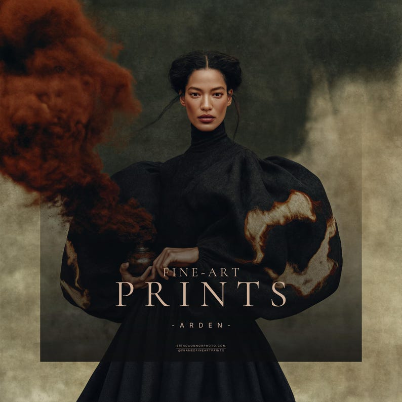 Peut inclure: Une impression d'art repr&eacute;sentant une personne aux cheveux sombres v&ecirc;tue d'un v&ecirc;tement noir &agrave; col montant, manches volumineuses et motifs bruns textur&eacute;s. Un nuage de fum&eacute;e brun-rouge s'&eacute;l&egrave;ve d'un petit objet tenu en main. Texte : FINE-ART PRINTS - ARDEN -.