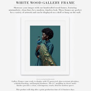 Puede incluir: Marco de galer&iacute;a de madera blanca con acabado mate. El marco rodea un retrato de una persona sosteniendo un pavo real. El texto "WHITE WOOD GALLERY FRAME" est&aacute; en la parte superior.