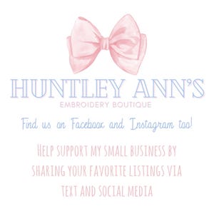 Puede incluir: Un logotipo de Huntley Ann's Embroidery Boutique, con un lazo rosa claro en la parte superior. El texto incluye el nombre de la empresa, "Embroidery Boutique", y una llamada a la acci&oacute;n para encontrarlos en Facebook e Instagram. La imagen anima a compartir listados por texto y redes sociales.
