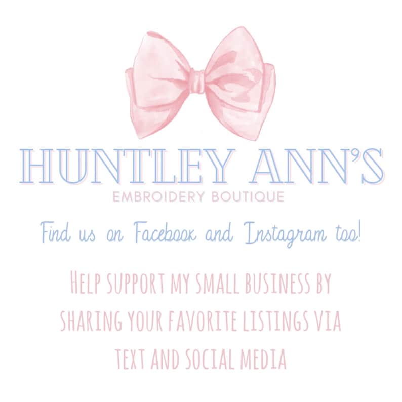 Puede incluir: Un logotipo de Huntley Ann's Embroidery Boutique, con un lazo rosa claro en la parte superior. El texto incluye el nombre de la empresa, "Embroidery Boutique", y una llamada a la acci&oacute;n para encontrarlos en Facebook e Instagram. La imagen anima a compartir listados por texto y redes sociales.