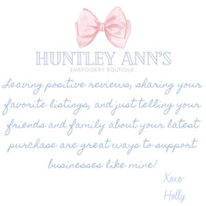 Puede incluir: La imagen muestra un lazo rosa claro en acuarela. Debajo, el texto dice "HUNTLEY ANN'S EMBROIDERY BOUTIQUE". El texto anima a los clientes a apoyar el negocio dejando rese&ntilde;as y compartiendo sus compras.