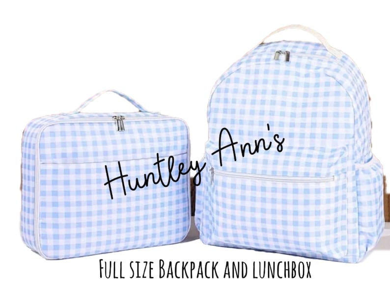 Puede incluir: Un juego a juego de una mochila y una lonchera de tama&ntilde;o completo. Ambos art&iacute;culos presentan un patr&oacute;n de cuadros de vichy azul claro y blanco. La mochila tiene un asa superior y bolsillos laterales. La lonchera tiene un asa superior y cierre de cremallera. El texto "Huntley Ann's" est&aacute; escrito en ambos art&iacute;culos.