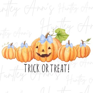 Può includere: Cinque zucche arancioni con fiocchi blu, la zucca più grande ha un viso di zucca intagliato. Le zucche sono disposte in fila con la zucca più grande al centro. Il testo "Trick or Treat!" è scritto sotto le zucche.