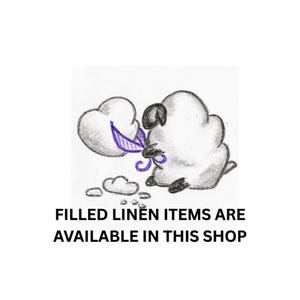 K&ouml;nnte beinhalten: Eine Bleistiftskizze eines flauschigen Schafes, das eine violette Schere h&auml;lt und eine herzf&ouml;rmige Wolke schneidet, mit kleinen Wolkenfragmenten am Boden. Unter der Illustration steht der Text: FILLED LINEN ITEMS ARE AVAILABLE IN THIS SHOP.
