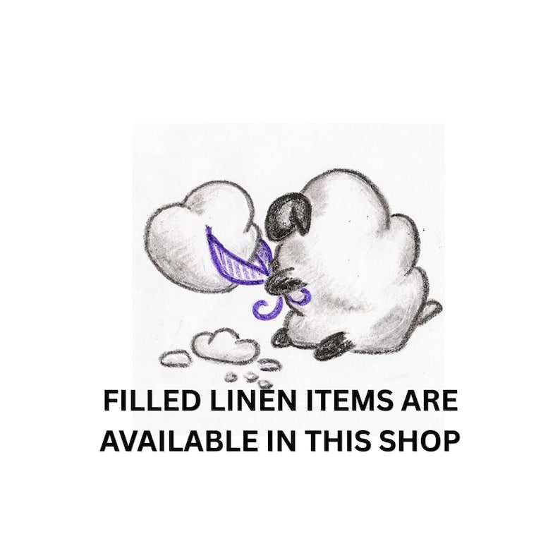 K&ouml;nnte beinhalten: Eine Bleistiftskizze eines flauschigen Schafes, das eine violette Schere h&auml;lt und eine herzf&ouml;rmige Wolke schneidet, mit kleinen Wolkenfragmenten am Boden. Unter der Illustration steht der Text: FILLED LINEN ITEMS ARE AVAILABLE IN THIS SHOP.