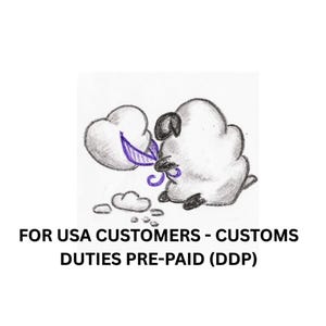 K&ouml;nnte beinhalten: Eine Bleistiftskizze eines flauschigen Schafs, das eine violette Schere h&auml;lt und eine Wolke in Herzform schneidet, mit kleinen Wolkenflocken am Boden. Der Text lautet: FOR USA CUSTOMERS - CUSTOMS DUTIES PRE-PAID (DDP).