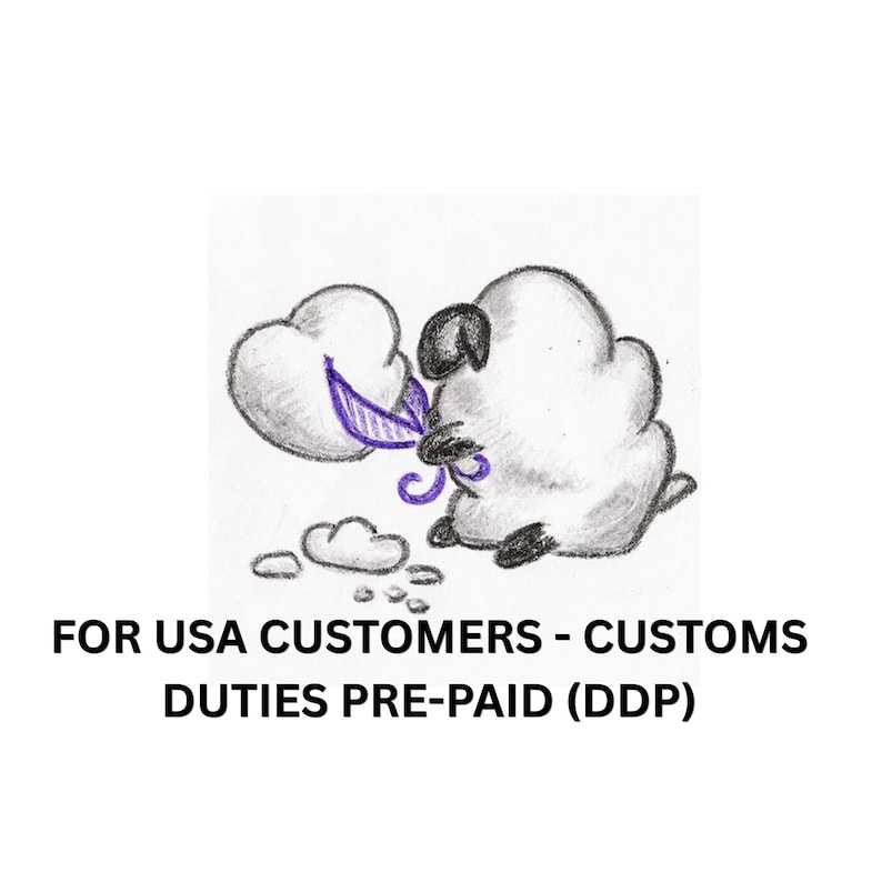 K&ouml;nnte beinhalten: Eine Bleistiftskizze eines flauschigen Schafs, das eine violette Schere h&auml;lt und eine Wolke in Herzform schneidet, mit kleinen Wolkenflocken am Boden. Der Text lautet: FOR USA CUSTOMERS - CUSTOMS DUTIES PRE-PAID (DDP).