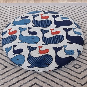 Oreiller de sol en lin naturel de baleine bleue avec écales de sarrasin, coussin de sol respectueux de l'environnement, décoration d'intérieur de style inspiré de l'océan, chaise pour tout-petit