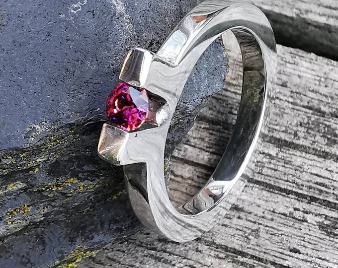 Stunning Contemporary white Gold Ring with Tension Fit 4mm Facetted Lab  Ruby