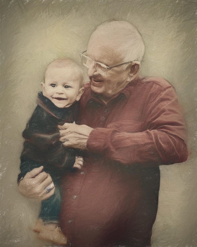 Pu&ograve; includere: Immagine di arte digitale di un bambino sorridente tenuto in braccio da una persona anziana. Il bambino indossa una giacca nera e pantaloni blu. La persona anziana indossa una camicia rossa abbottonata e occhiali. Lo sfondo &egrave; di un colore neutro.