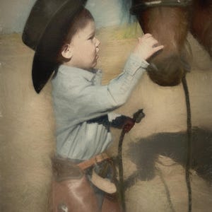 Pu&ograve; includere: Un bambino vestito da cowboy, con cappello nero, camicia azzurra e chaps marroni, interagisce con un cavallo marrone. L'immagine ha un effetto pittorico morbido, che evoca il selvaggio West e l'infanzia.
