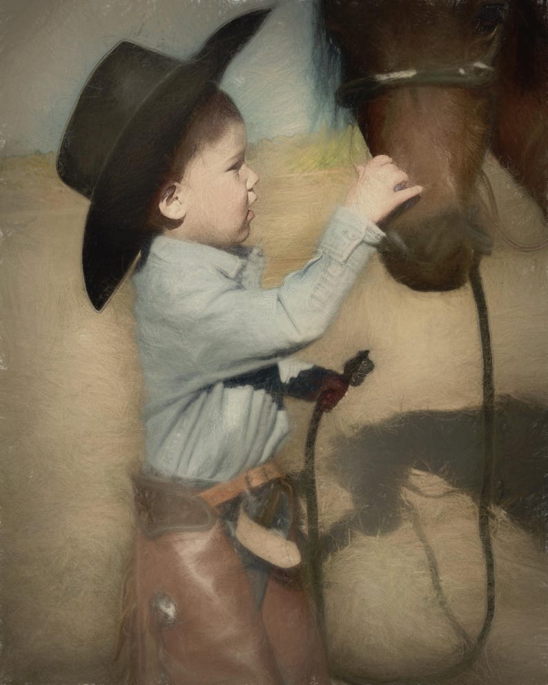 Pu&ograve; includere: Un bambino vestito da cowboy, con cappello nero, camicia azzurra e chaps marroni, interagisce con un cavallo marrone. L'immagine ha un effetto pittorico morbido, che evoca il selvaggio West e l'infanzia.