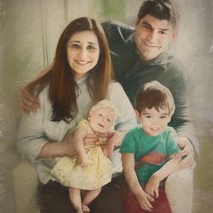 Pu&ograve; includere: Ritratto di famiglia con due adulti e due bambini. Gli adulti sorridono, la donna tiene in braccio un bambino con un vestito giallo. L'altro bambino indossa una maglietta verde e pantaloni rossi. L'immagine ha un effetto morbido e pittorico.