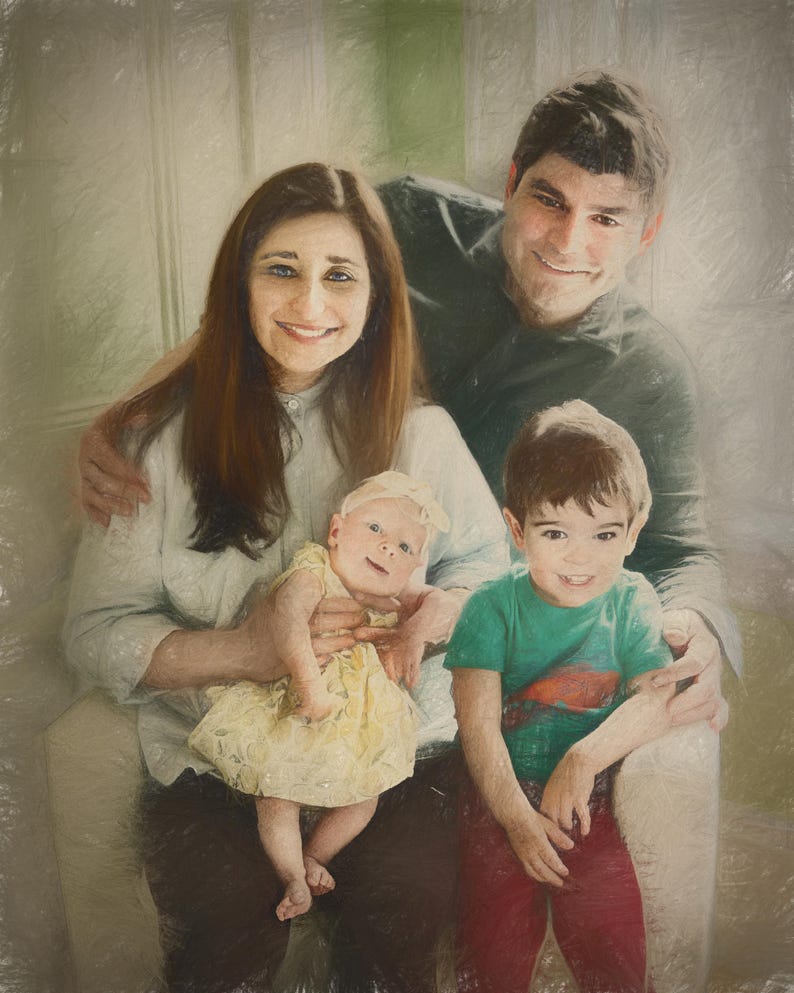 Pu&ograve; includere: Ritratto di famiglia con due adulti e due bambini. Gli adulti sorridono, la donna tiene in braccio un bambino con un vestito giallo. L'altro bambino indossa una maglietta verde e pantaloni rossi. L'immagine ha un effetto morbido e pittorico.