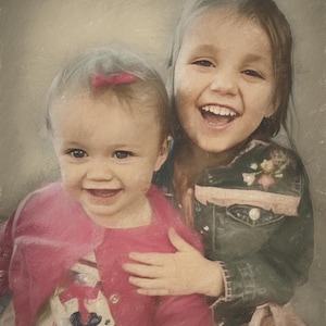 Pu&ograve; includere: Ritratto di due bambine sorridenti. Una bambina indossa un cardigan rosa sopra un top fantasia e ha un fiocco rosa tra i capelli. L'altra bambina indossa una giacca verde scuro con dettagli floreali.