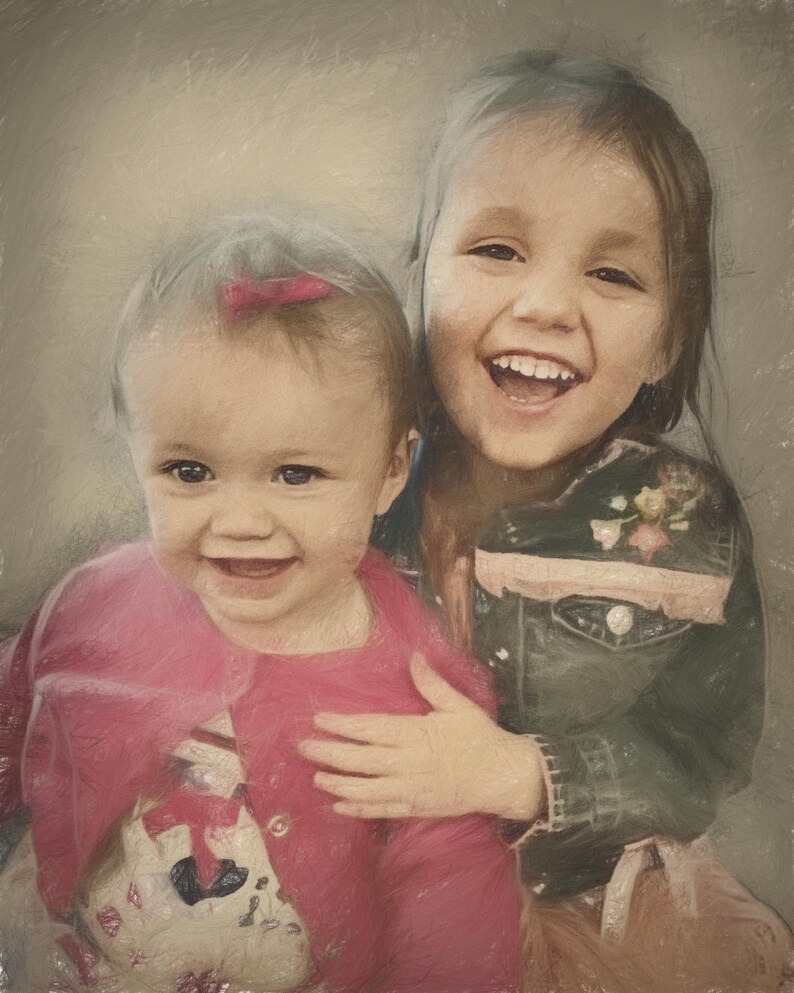 Pu&ograve; includere: Ritratto di due bambine sorridenti. Una bambina indossa un cardigan rosa sopra un top fantasia e ha un fiocco rosa tra i capelli. L'altra bambina indossa una giacca verde scuro con dettagli floreali.