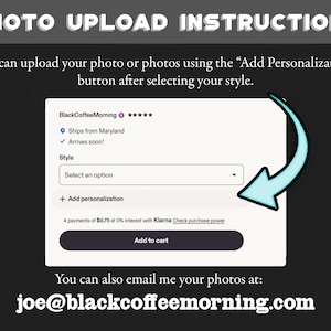 Pu&ograve; includere: Immagine con il testo "PHOTO UPLOAD INSTRUCTIONS". Mostra come caricare foto utilizzando il pulsante "Add Personalization". L'immagine mostra anche l'indirizzo email del venditore: joe@blackcoffeemorning.com.