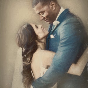 Pu&ograve; includere: Dipinto a olio di una coppia che si abbraccia, probabilmente un ritratto di matrimonio. L'uomo indossa un abito blu con un fiore bianco sull'occhiello. La donna indossa un abito bianco e un velo, con lunghi capelli castani. La coppia si guarda sorridendo.