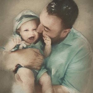 Pu&ograve; includere: Immagine dipinta digitalmente di un padre e un bambino. Il bambino, con un completo con cappuccio azzurro, ride. Il padre, con una camicia azzurra, bacia la guancia del bambino. Lo sfondo &egrave; di un colore neutro e tenue.
