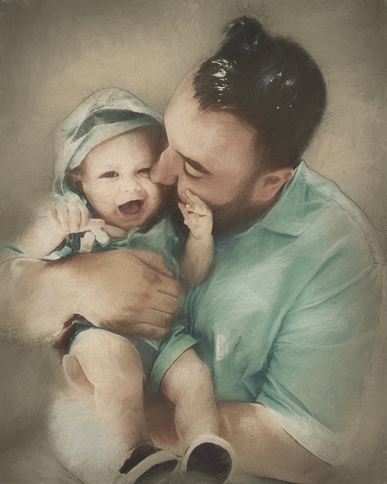 Pu&ograve; includere: Immagine dipinta digitalmente di un padre e un bambino. Il bambino, con un completo con cappuccio azzurro, ride. Il padre, con una camicia azzurra, bacia la guancia del bambino. Lo sfondo &egrave; di un colore neutro e tenue.