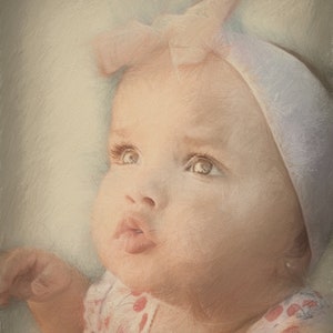 Pu&ograve; includere: Ritratto di un bambino con la pelle chiara, che indossa una fascia bianca con un fiocco rosa. Il bambino ha gli occhi aperti e indossa una maglietta bianca con un motivo floreale rosa. L'immagine ha un effetto morbido e pittorico.