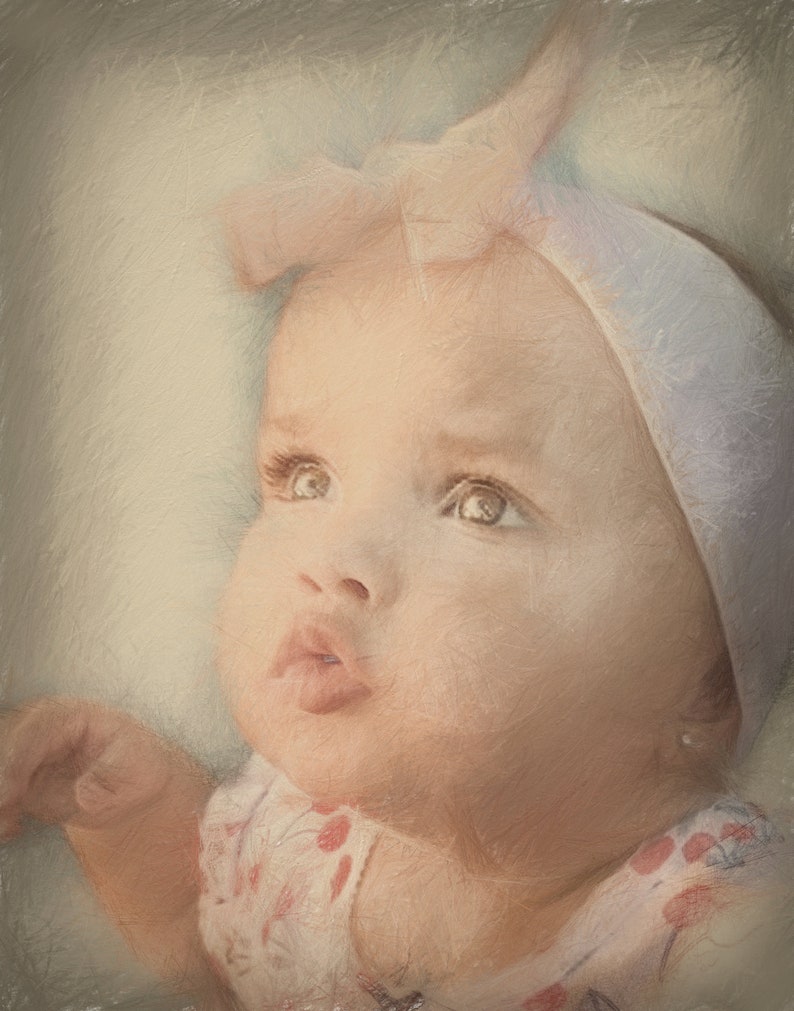 Pu&ograve; includere: Ritratto di un bambino con la pelle chiara, che indossa una fascia bianca con un fiocco rosa. Il bambino ha gli occhi aperti e indossa una maglietta bianca con un motivo floreale rosa. L'immagine ha un effetto morbido e pittorico.