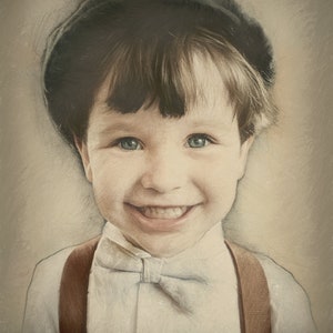 Pu&ograve; includere: Un ritratto di un bambino sorridente con un berretto scuro, una camicia bianca, un papillon e bretelle marroni. Il bambino ha gli occhi azzurri e un'espressione allegra. L'immagine ha uno stile artistico vintage.
